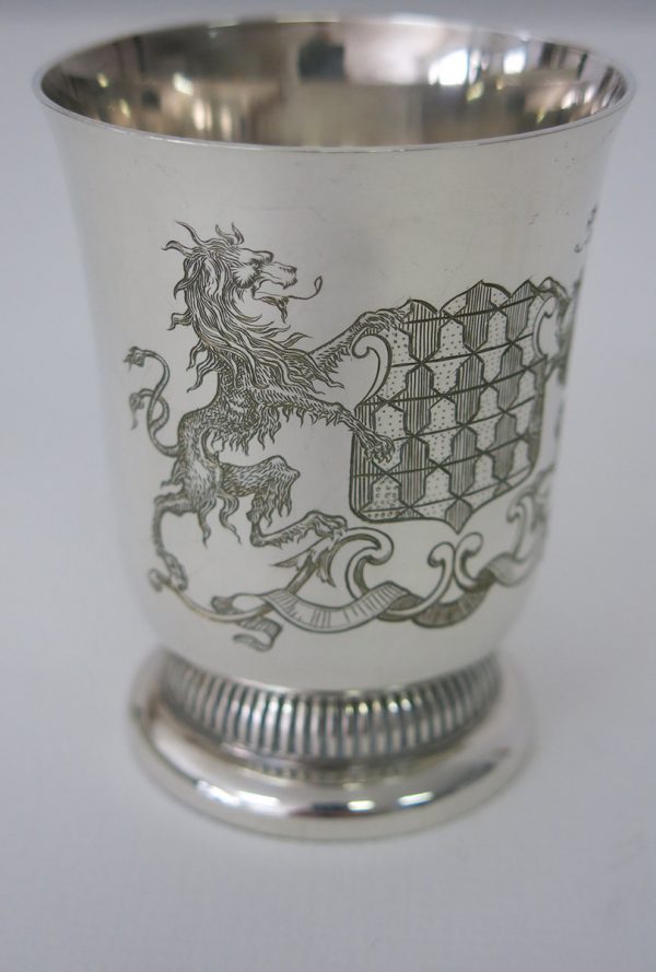 Christophe Laborde-Balen, gravure ornementale, tasse gravée d’un motif héraldique, 2016 (© C. Laborde-Balen)