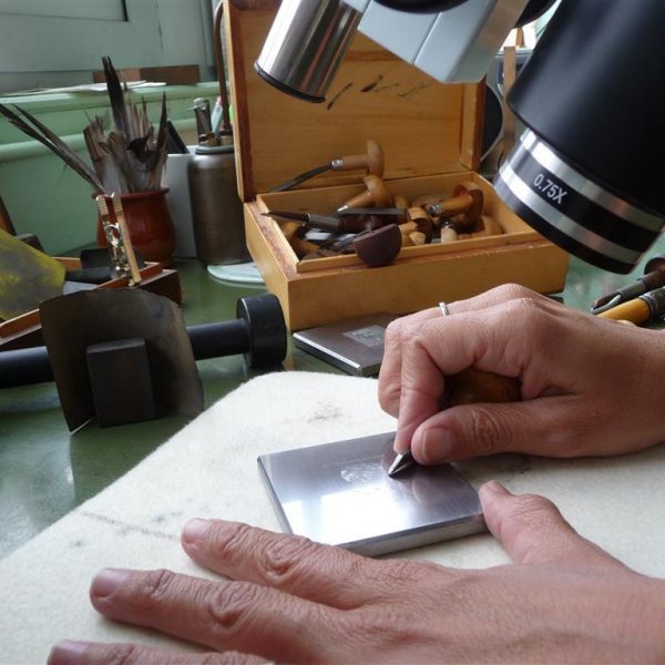 Gravure d’un poinçon de timbre-poste (© ATG / E. Catelin)