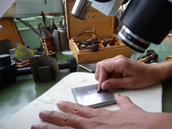 Gravure d’un poinçon de timbre-poste (© ATG / E. Catelin)