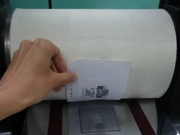 Tirage d’une épreuve du poinçon à l’Imprimerie des timbres-poste, Phil@poste Boulazac (© La Poste / Phil@poste)