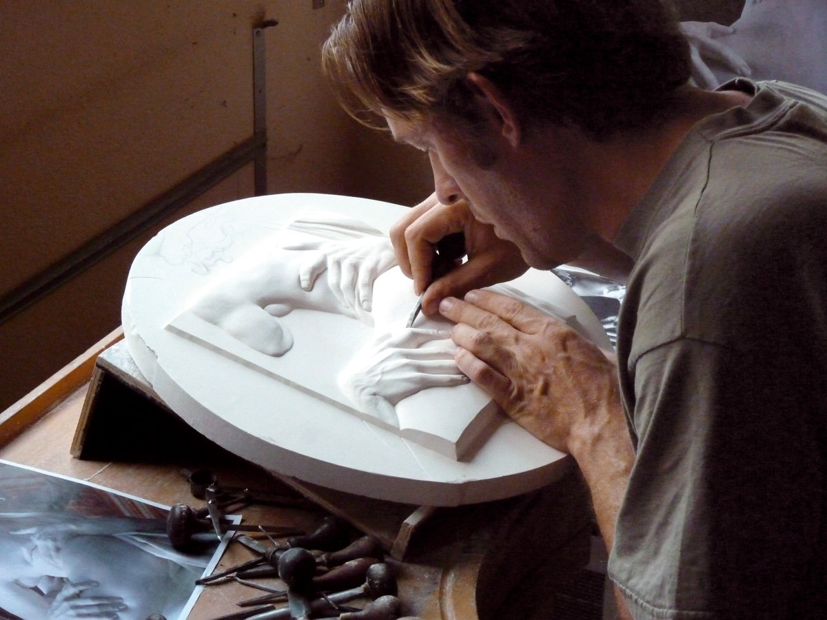 Nicolas Salagnac, Médaillon inspiré de la sculpture du Bernin « L’enlèvement de Proserpine », bronze patiné sur dalle de cristal, 2010 (© N. Salagnac)