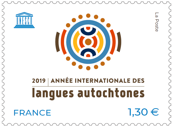Valérie Besser dédicace à Paris le timbre « Unesco – Année des langues autochtones »