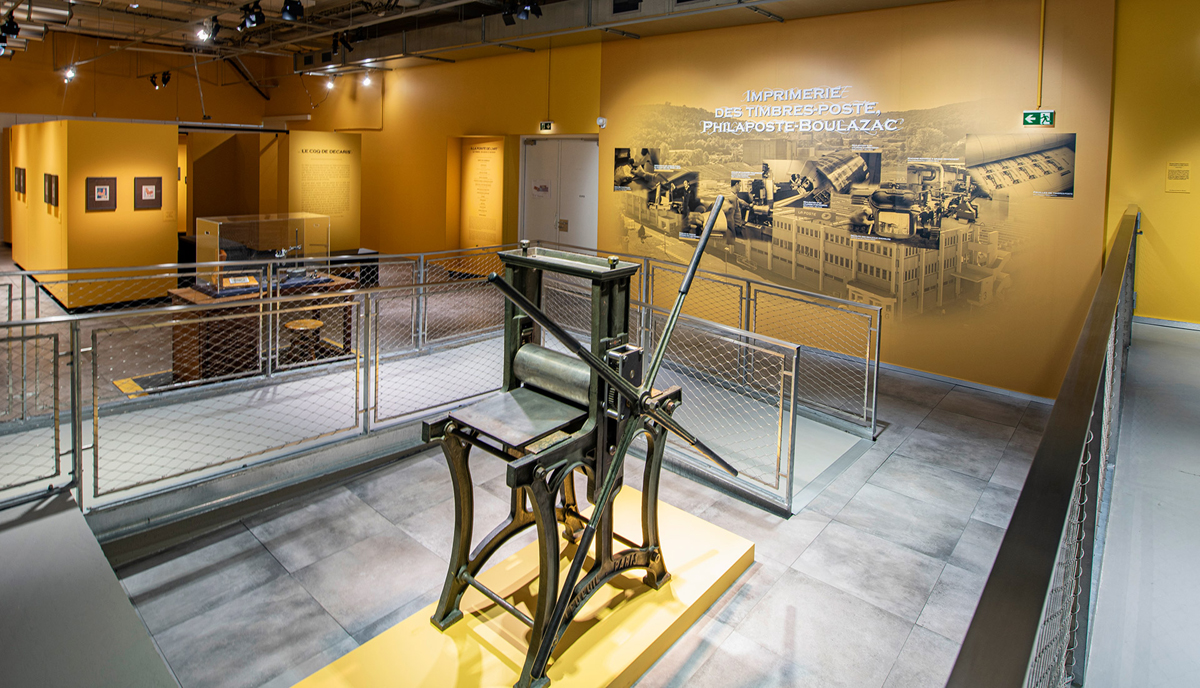 Le graveur périgourdin Pierre Bara en démonstration à Paris