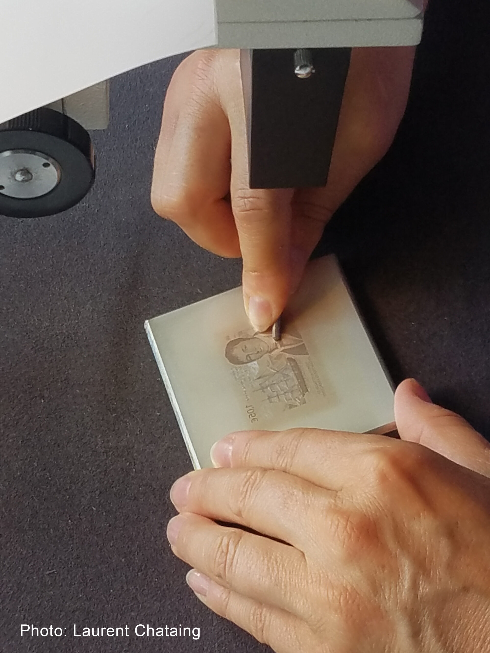 Sophie Beaujard en démonstration de gravure à Romans-sur-Isère