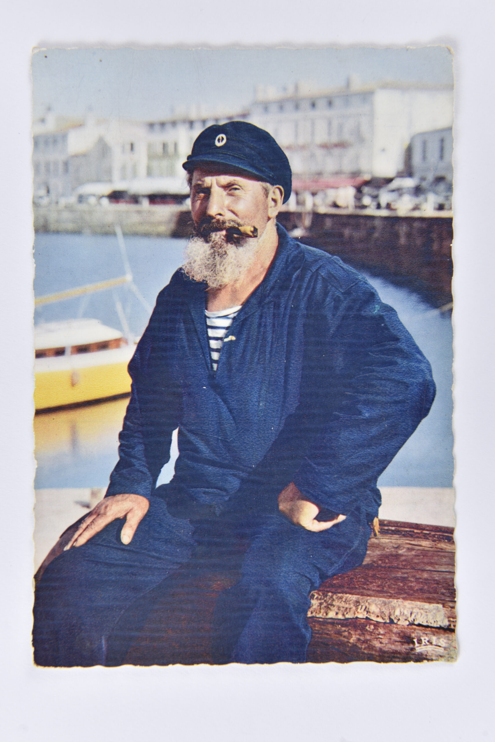 Carte postale "Marin de la côte Atlantique", Iris, Limoges, 1960. (© Musée de La Poste, Paris / La Poste/ Photo Thierry Débonnaire, 2023)