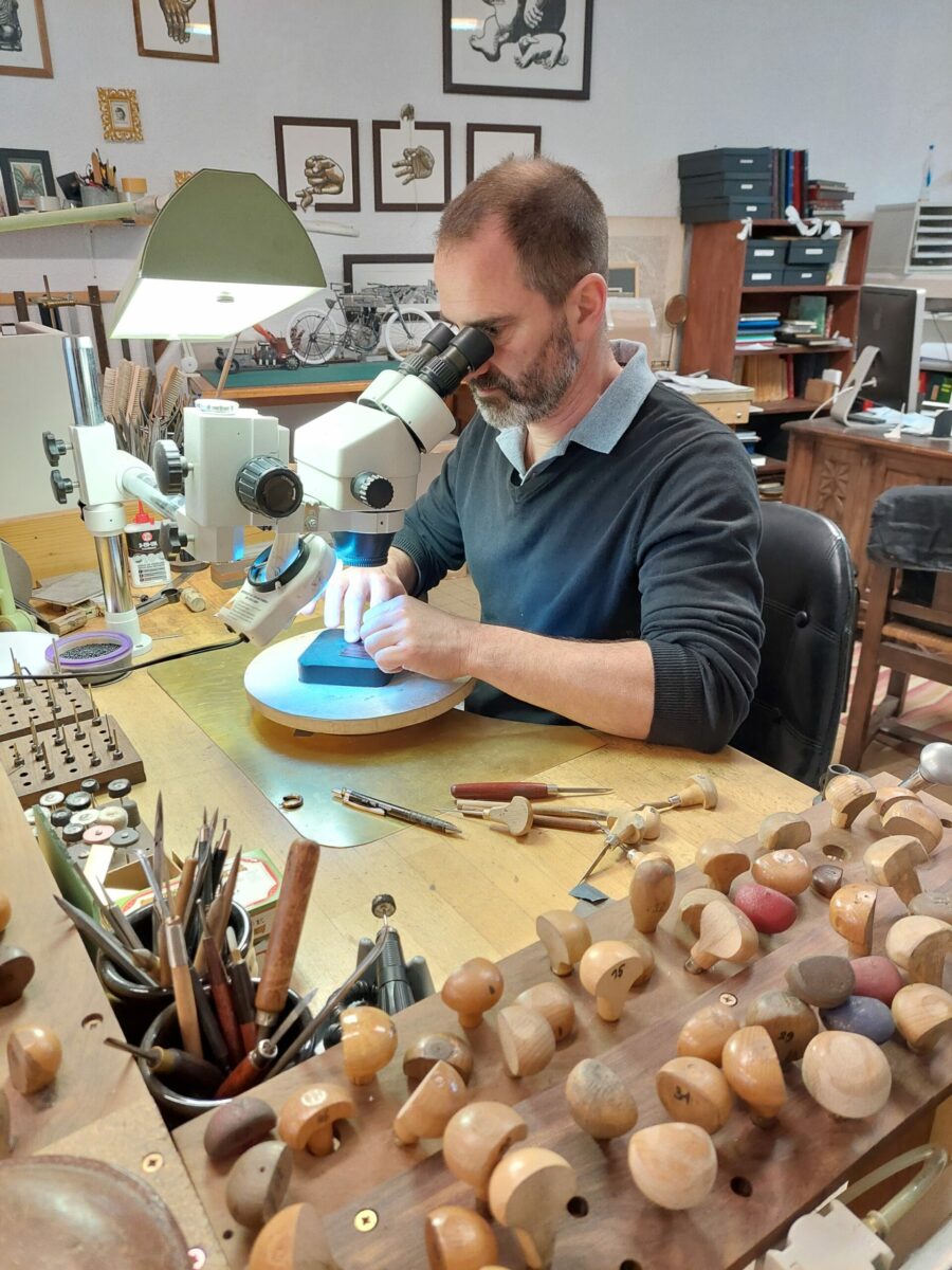 La gravure des timbres. Reportage de France 3.