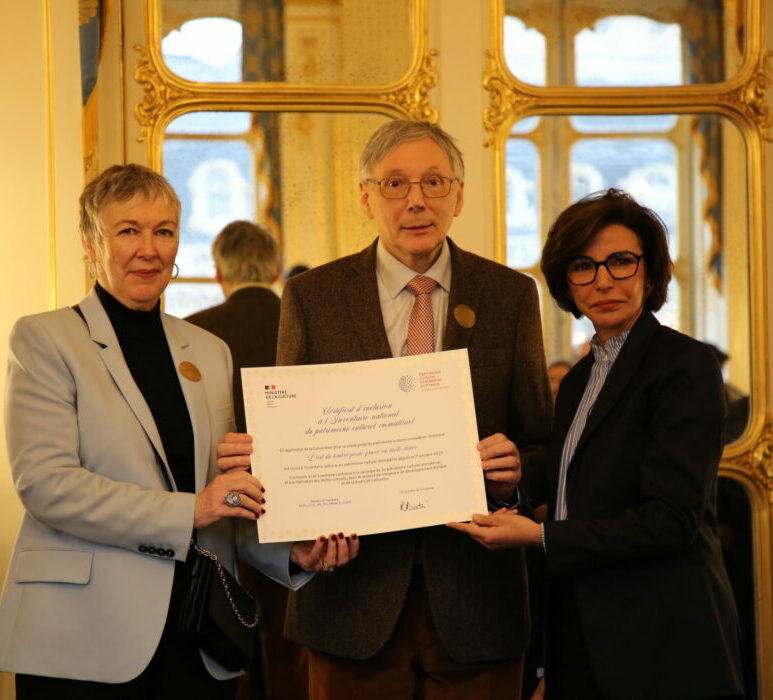 La ministre de la Culture, Rachida Dati, a remis le certificat d&rsquo;inclusion de « L&rsquo;art du timbre-poste gravé en taille-douce » au patrimoine culturel immatériel