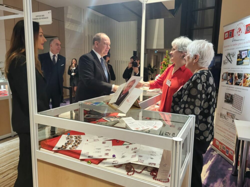 MonacoPhil 2024, Inauguration du salon le 5 décembre 2024 par le prince Albert II et Lara Enza -Terlizzi, directrice de l'Office des timbres-poste de Monaco. 