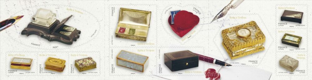 Les boîtes à timbres, carnet de 12 timbres autocollants, 2021 ( conception graphique et mise en page agence Huitième Jour, impression héliogravure, d'après photos musée de La Poste et prêt de Danièle Dutertre) (© La Poste/Huitième jour)