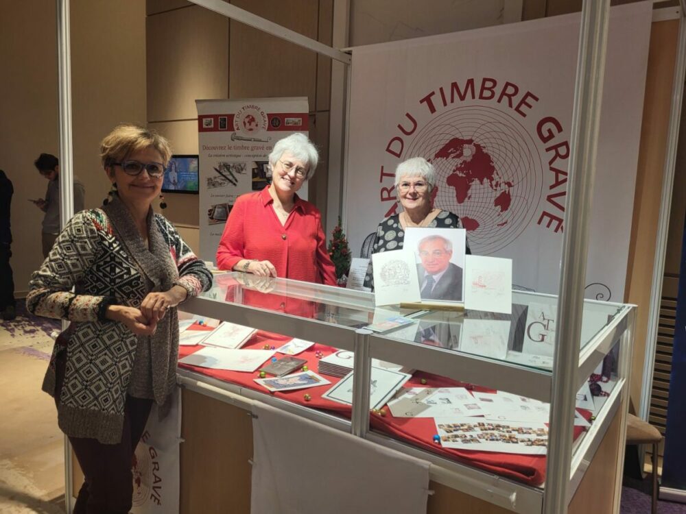 MonacoPhil 2024, stand Art du Timbre Gravé, Monaco (Laurence Le Tiec, Nadine France avec Sophie Beaujard, graveure) (© ATG/A. Lavergne)