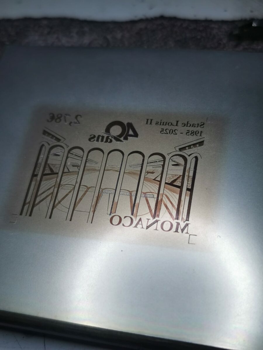 poinçon taille directe du timbre Stade Louis II ©L.Genty