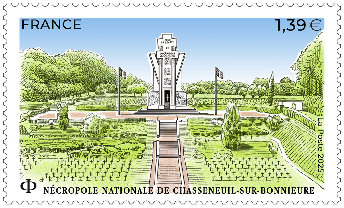 André Lavergne dédicace le timbre Chasseneuil-sur-Bonnieure