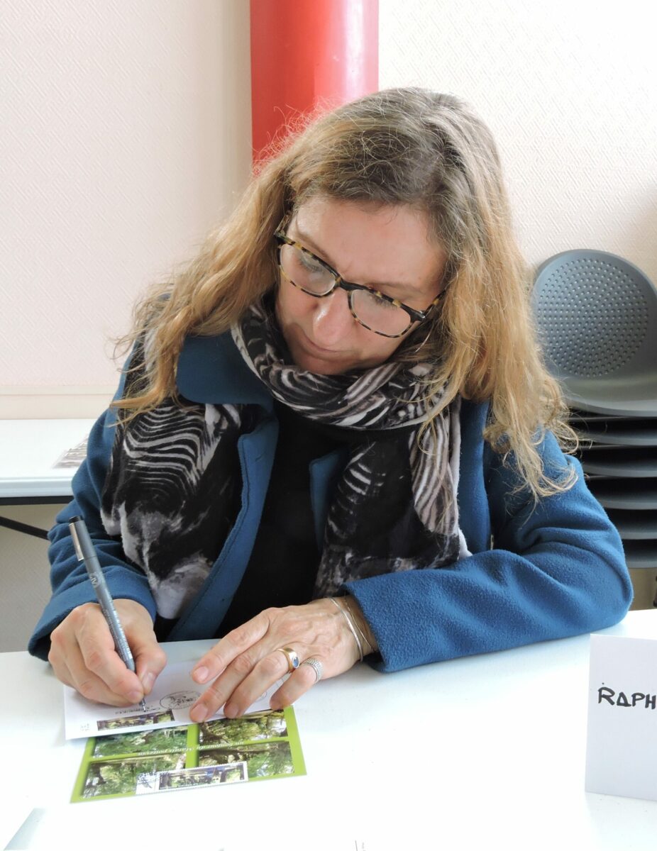 Raphaële Goineau dédicace le 4 avril 2025 le timbre Marais poitevin lors du premier jour de l'émission à Maillezais, Vendée (© DL)