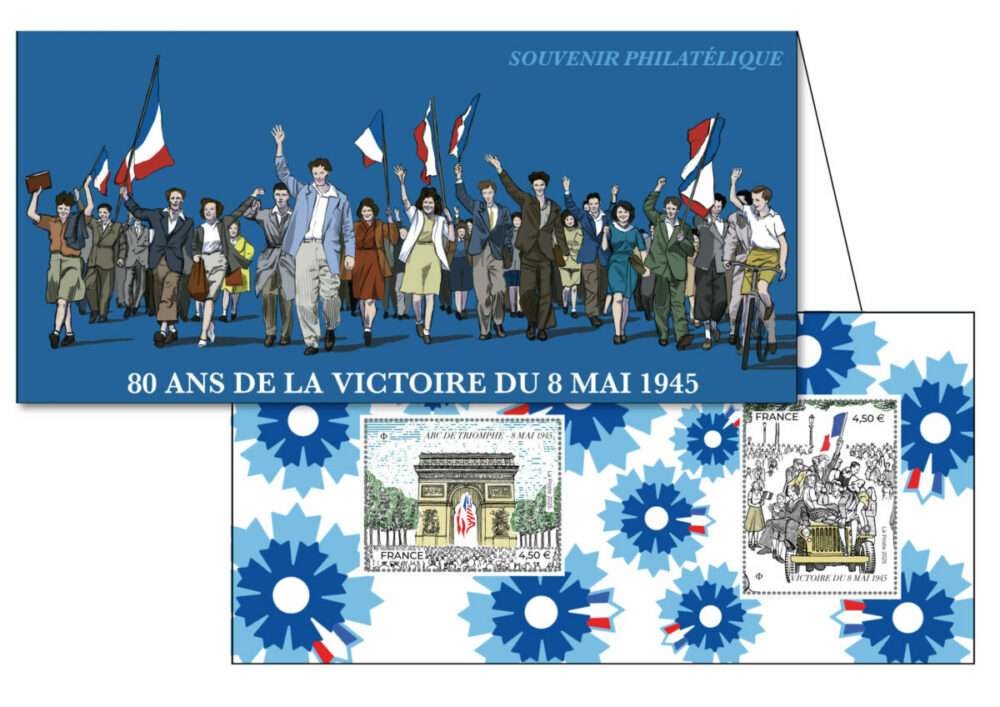 Bloc Souvenir Victoire du 8 mai 1945, 2025 (création de Christophe Laborde-Balen, d’après photos : « Le 8 mai 1945, à Paris, une foule de parisiens portant les drapeaux des pays vainqueurs de la guerre descend les Champs- Elysées pour célébrer la victoire. » © Keystone France/GAMMA RAPHO, Le Bleuet de France) (©La Poste/ C.Laborde-Balen)