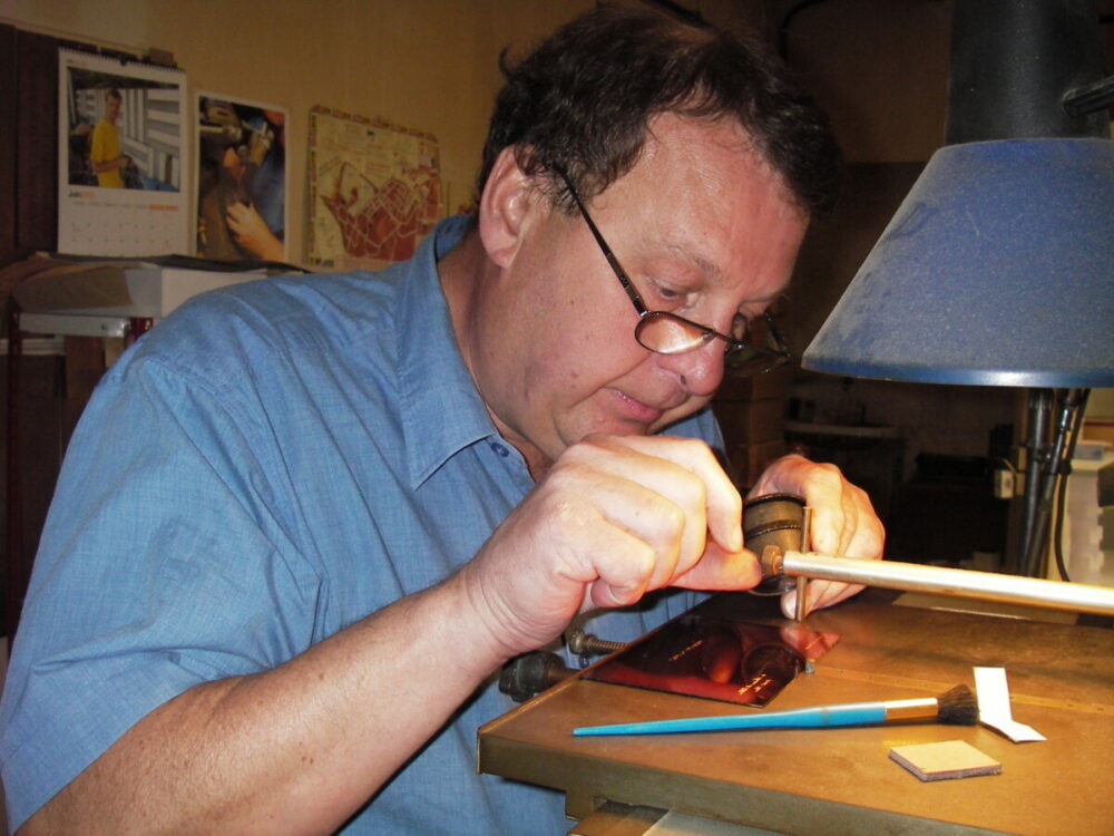 Guy Vigoureux (1951-2024) à son établi de graveur (© Ph. P. Albuisson)