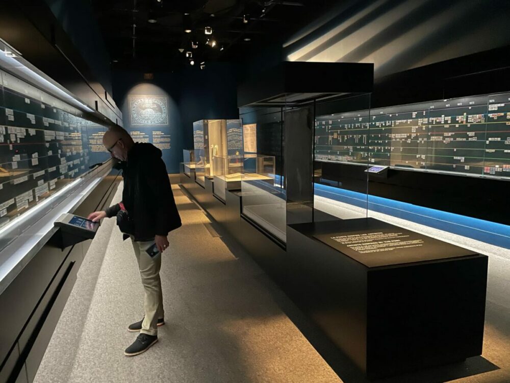 La fresque philatélique, Musée canadien de l'Histoire., Gatineau, Québec, Canada. Visiteur consultant sur un écran tactile (© Ph. Y. Abraham)