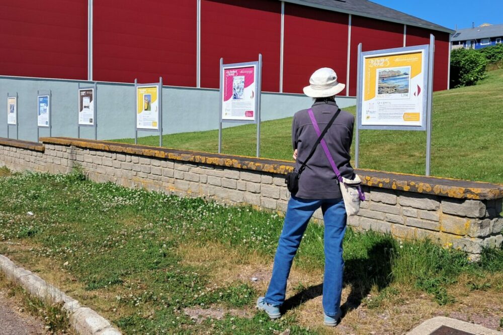Vue des panneaux philatéliques, à l'extérieur du Musée de l'Arche, Saint-Pierre, Saint-Pierre-et-Miquelon (© Ph. P. Dérible)