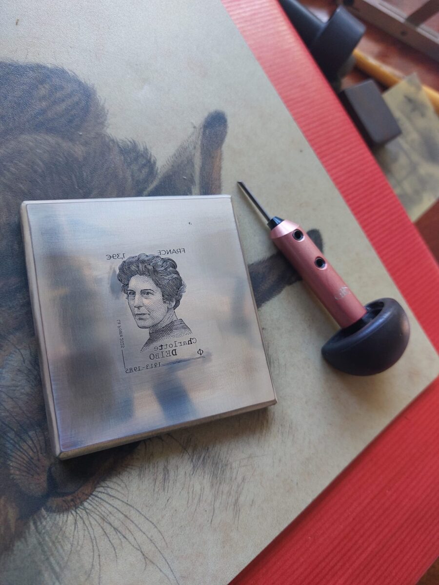 poinçon du timbre Charlotte Delbo ©Elsa Catelin