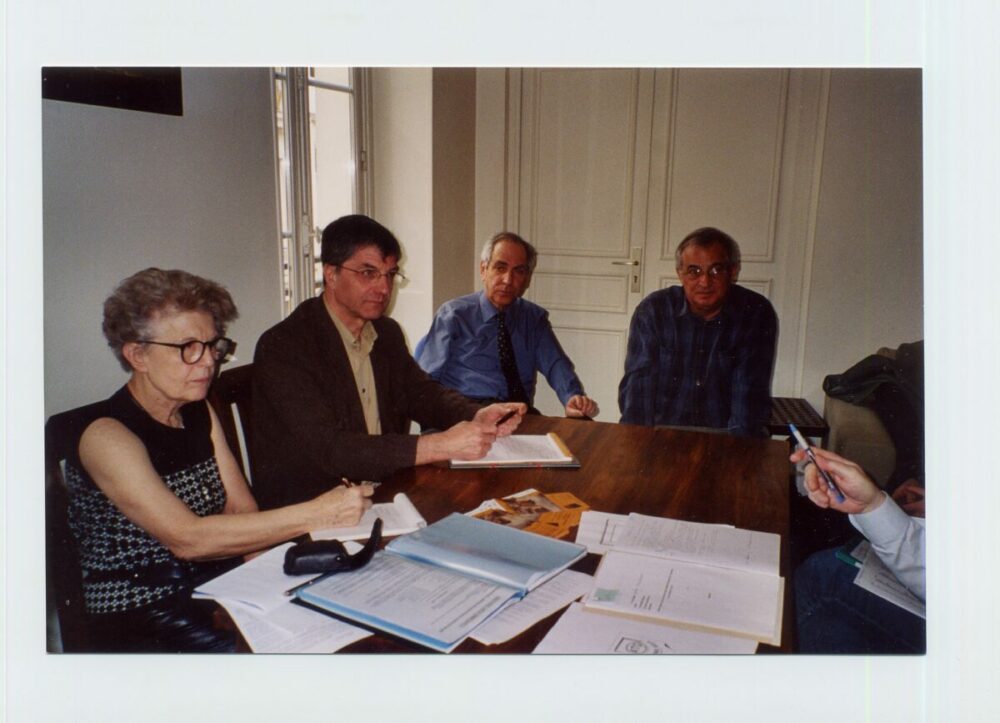 Conseil d'administration de l'Art du Timbre Gravé sous la présidence de Pierre Albuisson, 17 février 2005, locaux de Timbres magazine (Annette Apaire, Jean-Jacques Rabineau, Gérard Guyart, Yves Beaujard) (© ph. J. Decaux)
