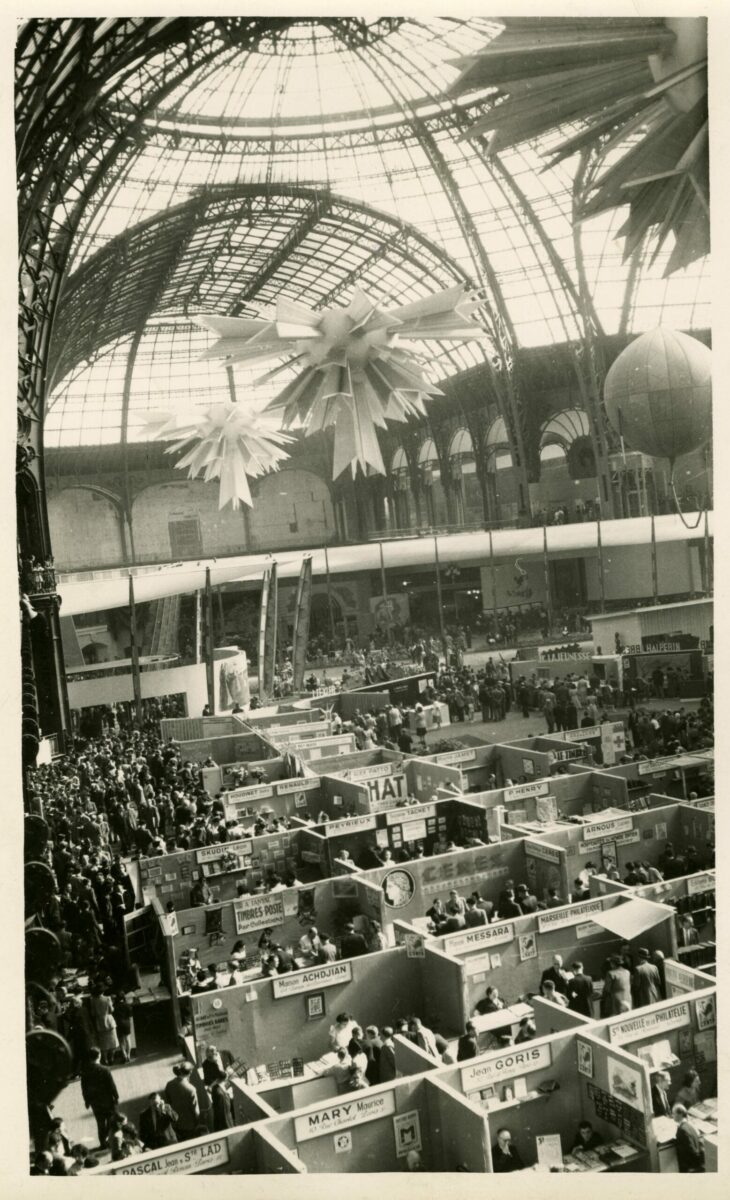 Centenaire du timbre-poste, Paris Grand-Palais, 1949, Tirage argentique, coll. Musée de La Poste (© Musée de La Poste/La Poste-Paris 2025)